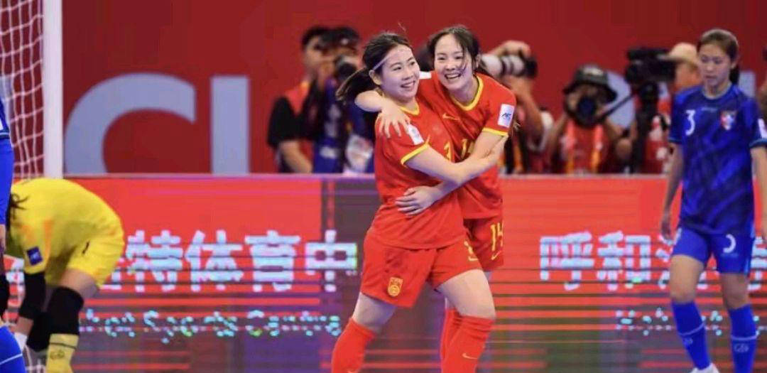 包含国际足球赛事：中国女足再获佳绩谱写新篇章的词条